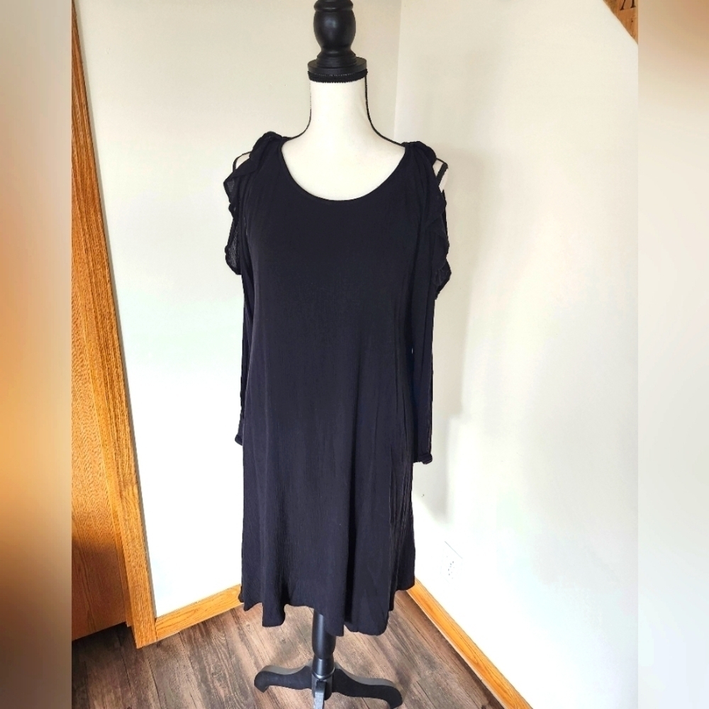 🎄 Old Navy Black Ruffle Cold Shoulder Dress